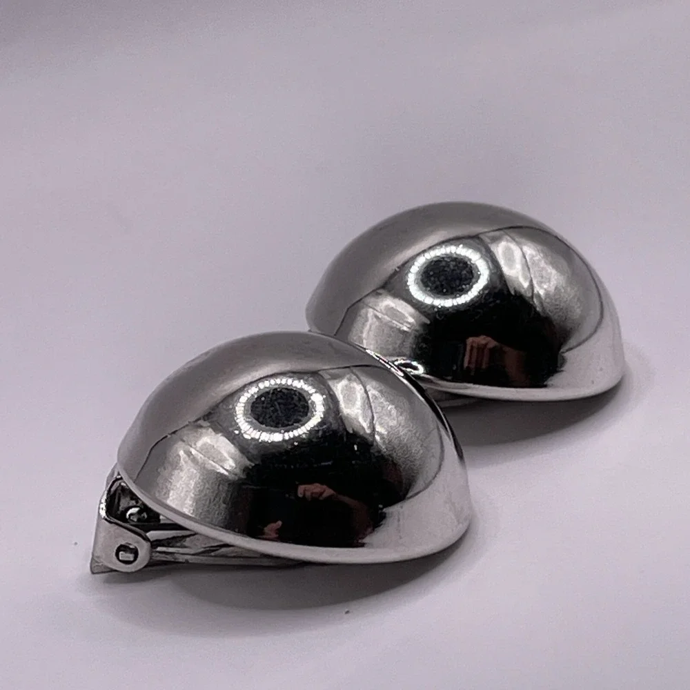 VINTAGE CORO SHINY SILVER TONE‎ METAL DOME BUTTON CLIP ON EARRINGS CHUNKY AL5.1